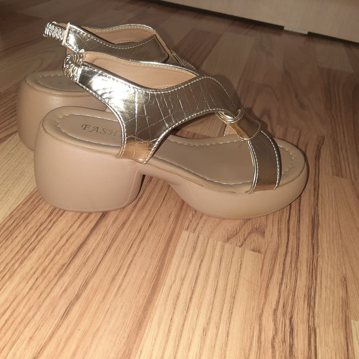 Новые Босоножки продам