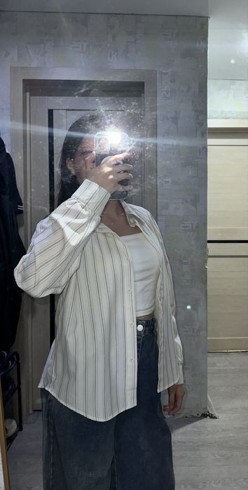 рубашка в полоску.