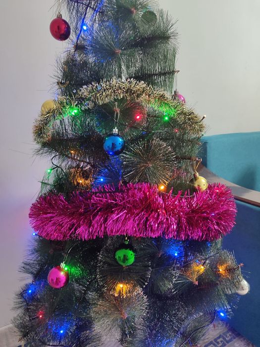 Продам Ёлку 150см.С игрушками.