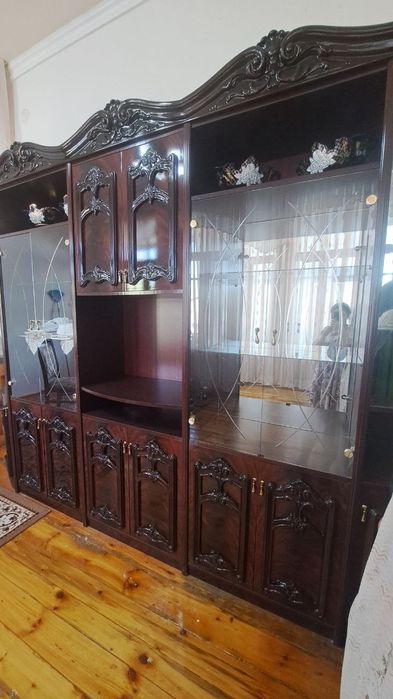 Мехмонхона учун стенка сотилади зудлик билан.