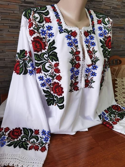 Cămăși tradiționale cusute manual cu mărgele
