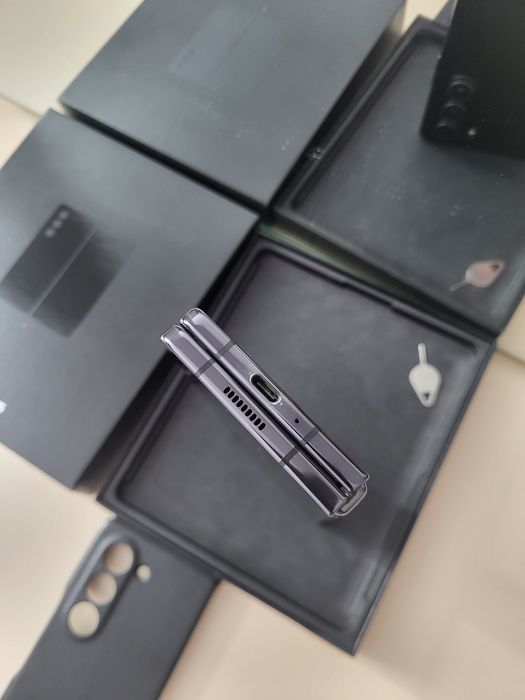 Продам Samsung Galaxy Z Fold 5 12/512gb.