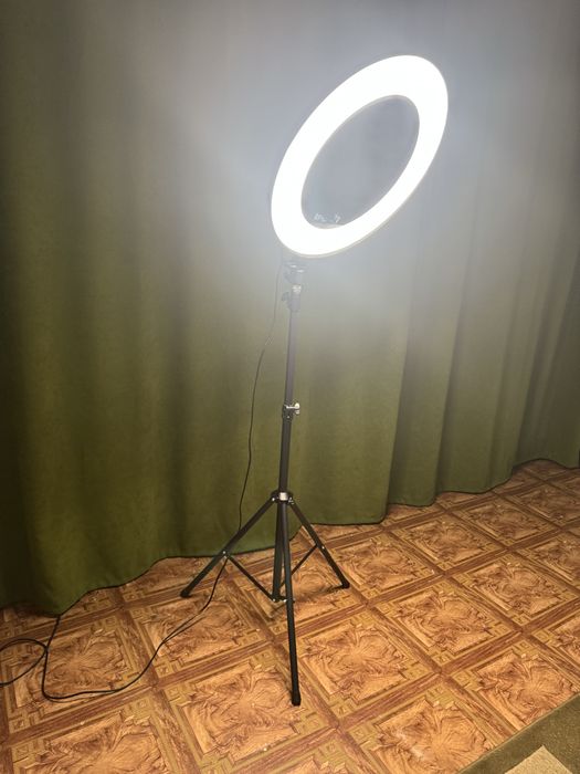 —Кольцевая лампа