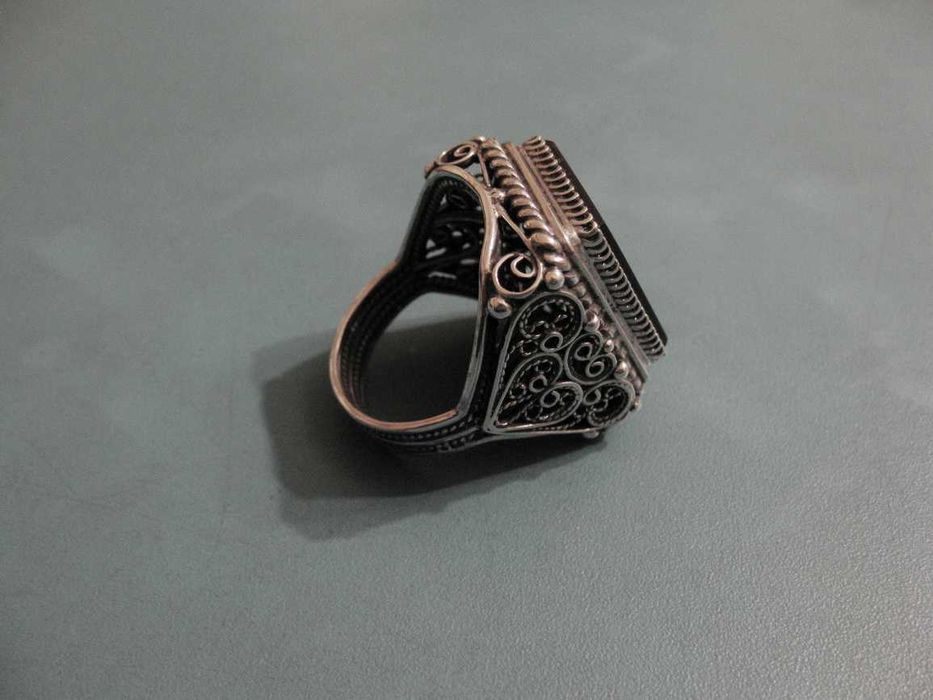 Перстень (филигрань, серебро) с черным камнем.