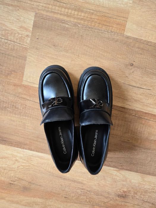 Кожени обувки с дебел ток Calvin Klein Jeans CHUNKY HEELED LOAFER MG MTR в черно