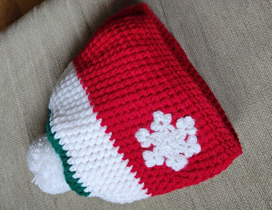 Детски зимни шапки ръчно изплетени в червено и бяло