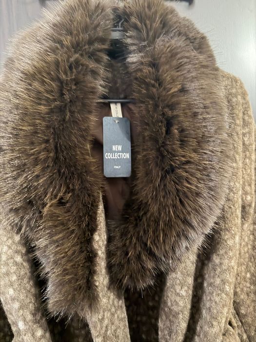 Дълго тъмно кафяво палто