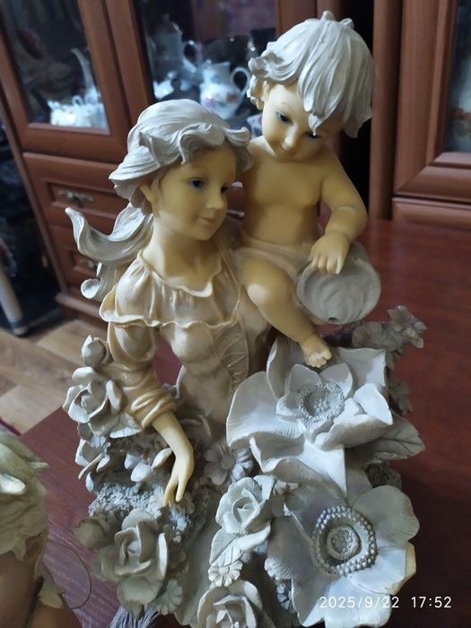 Дева с младенцем и ангелочки.