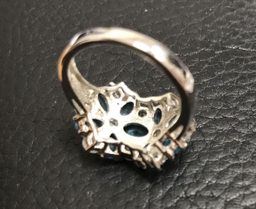 Сребърен пръстен с кристали.