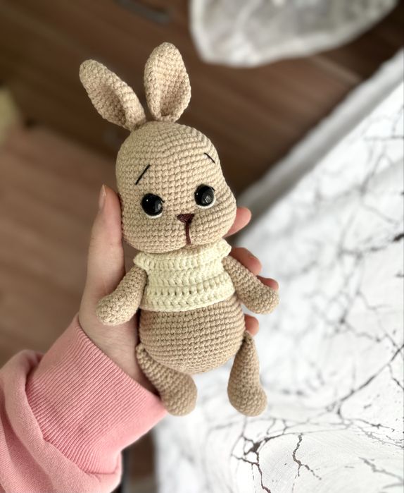 Вязаный зайка ручной работы