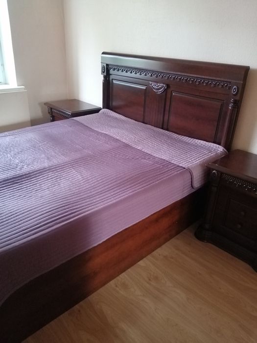 Кровать и две тумбочки