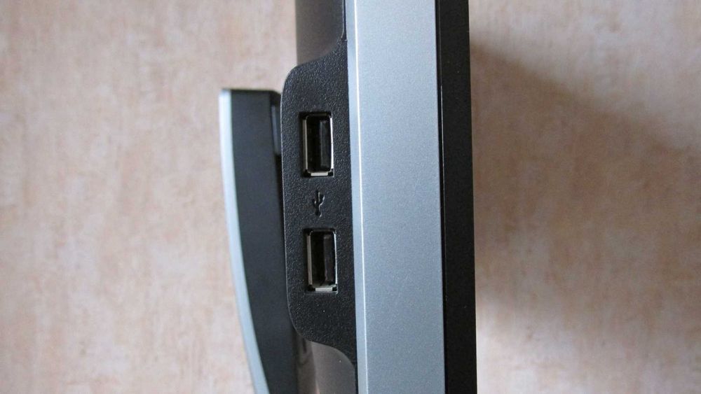 23 инча Dell Full HD монитор