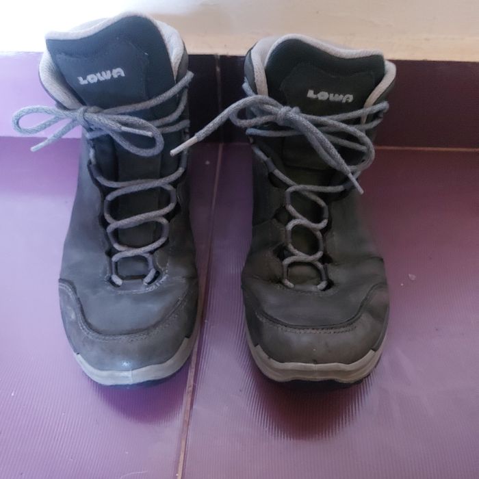 Vind ghete marca Lowa din piele marimea 37.