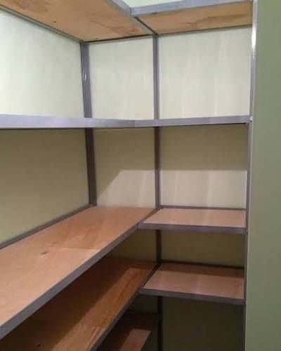 Стеллажи полки кладовки