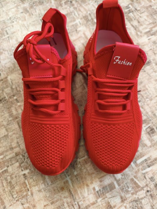 Продам кроссовки новые