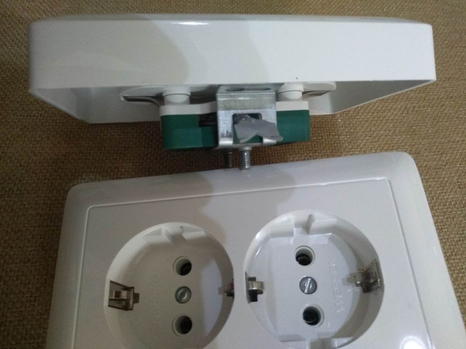 Розетка с заземлением, Белая