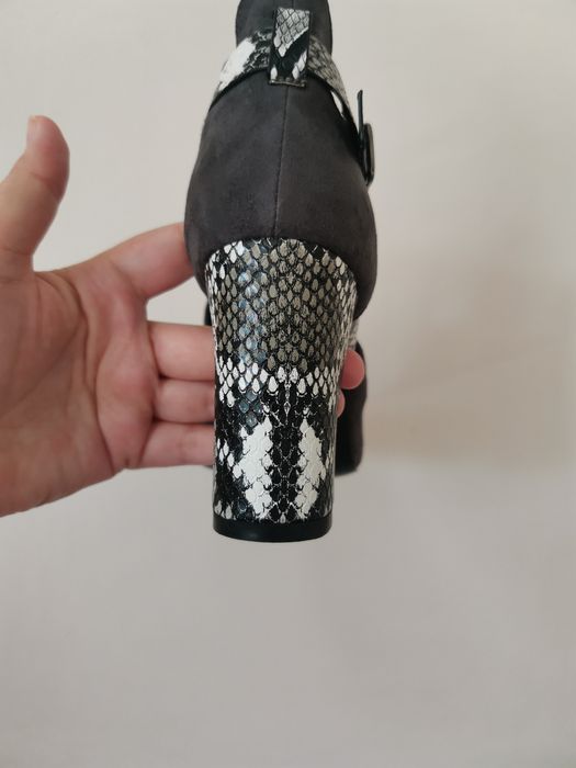 Женские босоножки