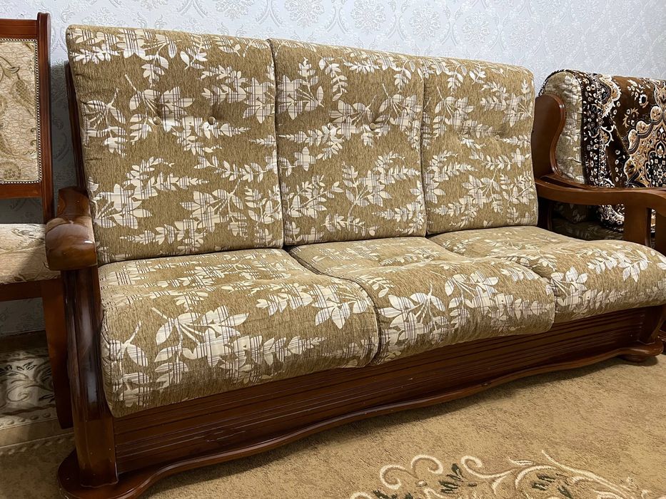 Продается диван и два кресла