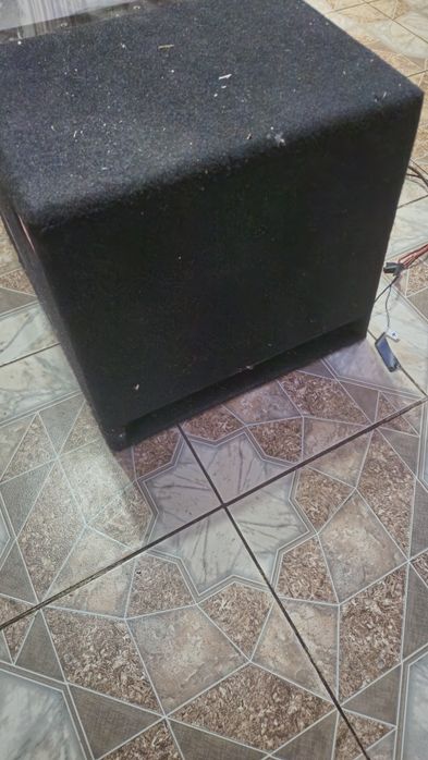 Продам сабвуфер JBL