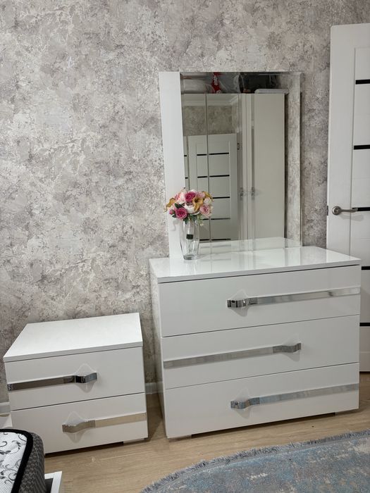 Продам комод с зеркалом