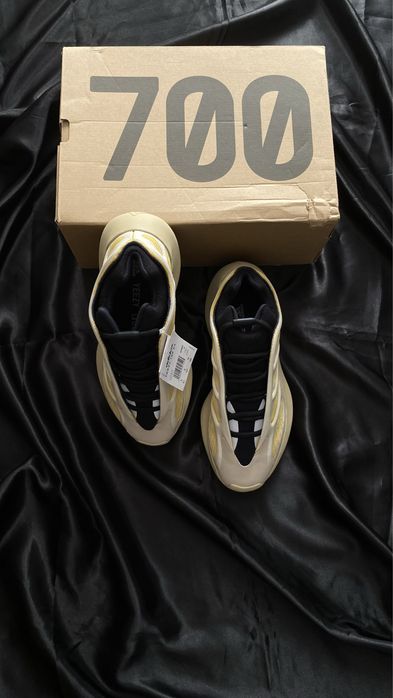 Yeezy Boost 700 “Safflower”