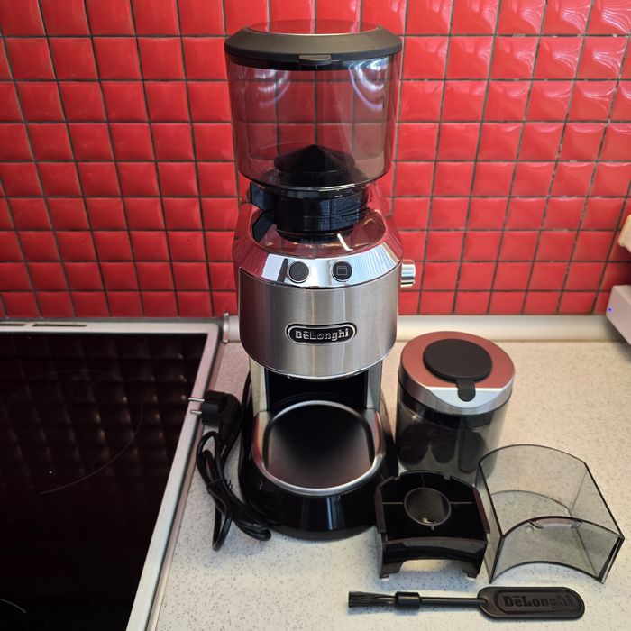 Кафемелачка DeLonghi Dedica KG520.M