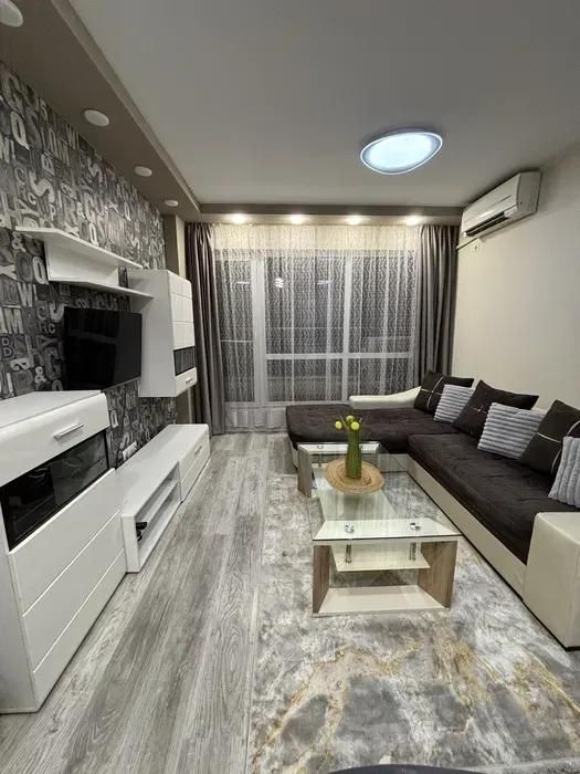 Двустаен апартамент в жк. Христо Смирненски