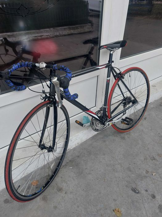 Vand o bicicleta decathlon  negru