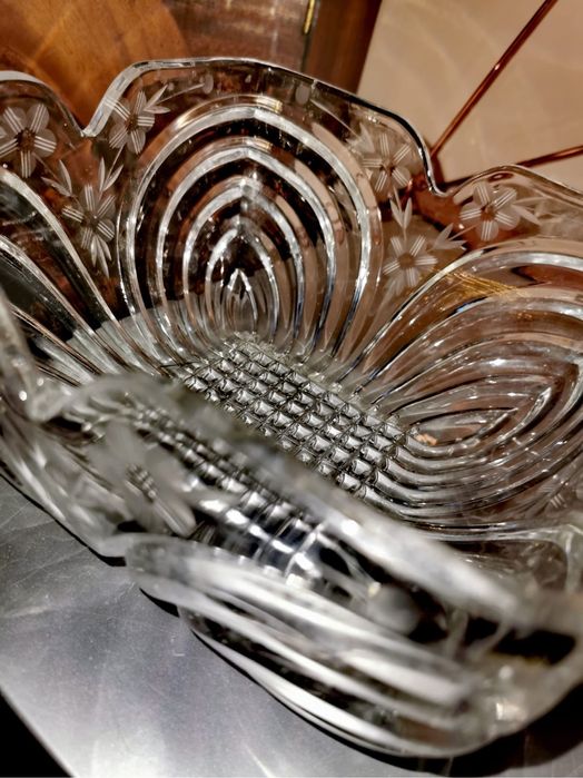 Кристална фруктиера тежка масивна с деликатни флорални гравюри красива