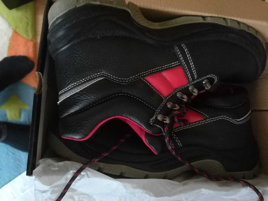 Incaltaminte cu protectie metalica