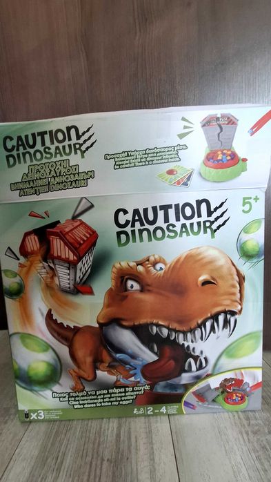 Детска игра с динозавър