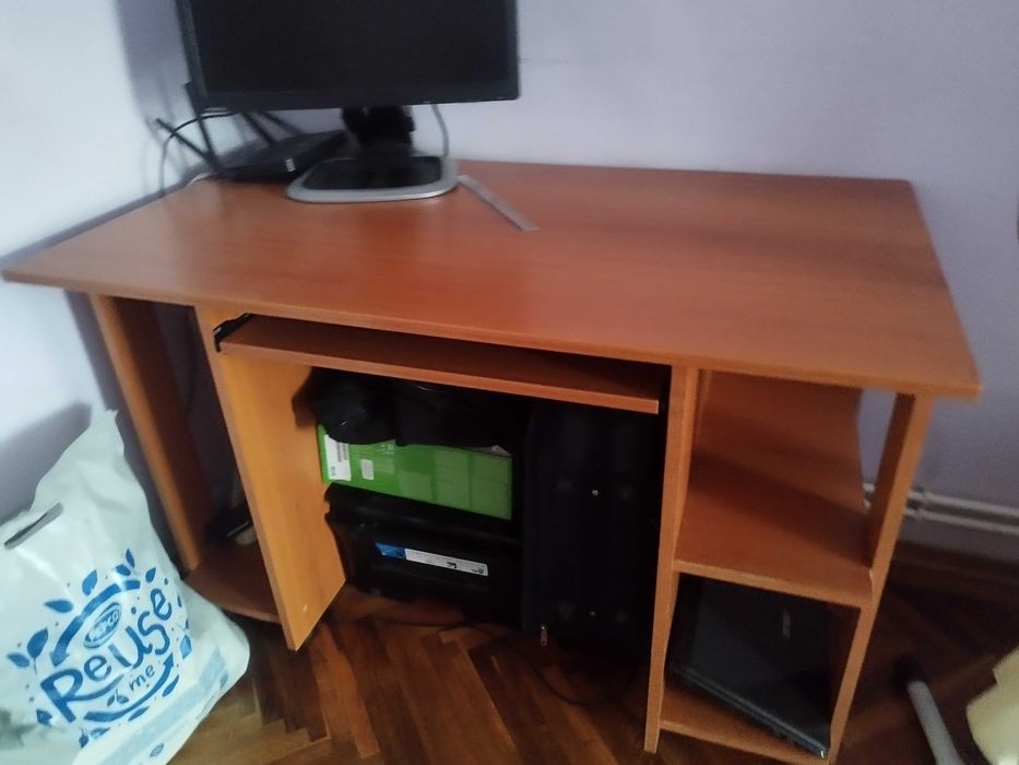 Vând birou in stare buna