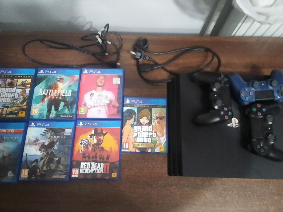 PS4 pro, cu 3 manete si 7 jocuri