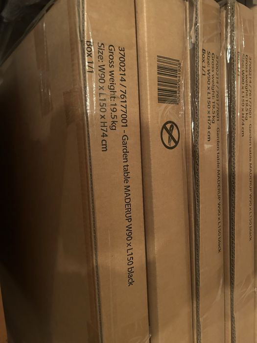 Маси и столове.