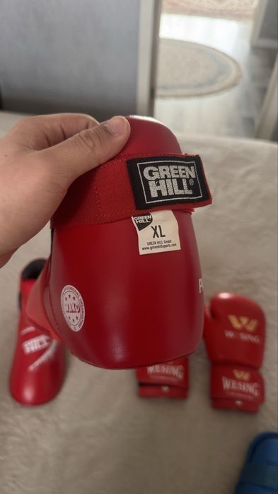 Перчатки, галоши, щитки для кикбоксинга