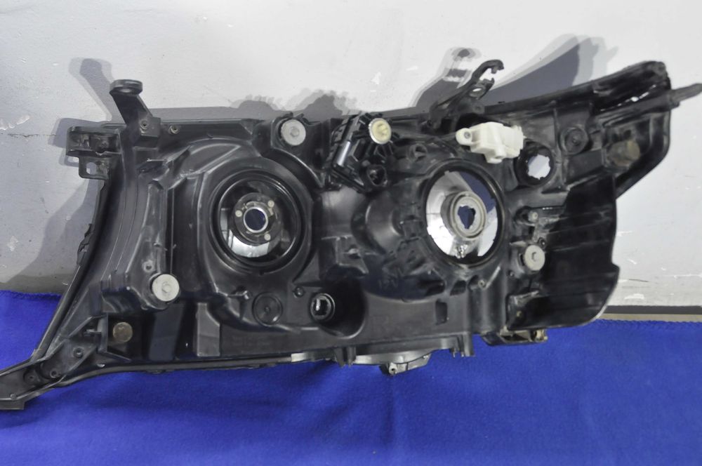 Фара Toyota Landcruiser URJ200