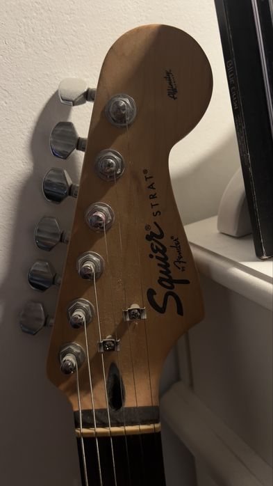 Китара и усилвател Fender SQUIER Sonic Stratocaster