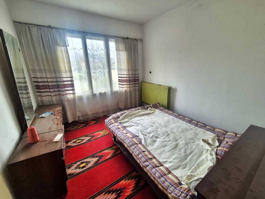 Къща "близнак" в с. Петокладенци обл. Плевен