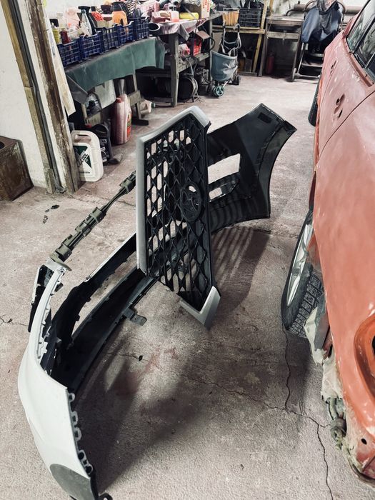 Передний бампер с решеткой