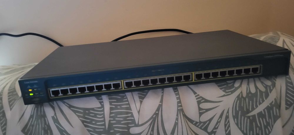 CIisco CATALYST 2950 Sserie Switches porneste nu stiu mai mult de el (a fost dat jos un cular de pe el ) se vinde cum se vede