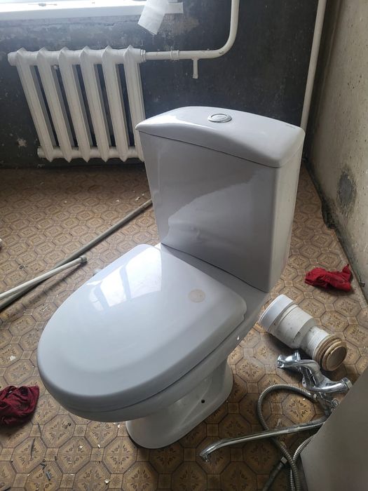 Продам унитаз в отличном состоянии. Цвет белый.