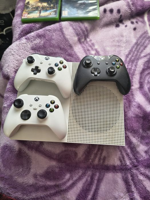Xbox one s + 3 manete + 31 de jocuri,