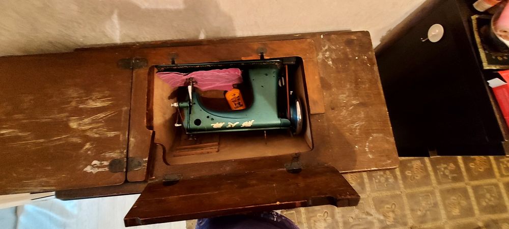 Швейная машинка (антиквариат)