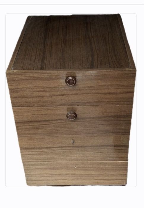 Тумбочка с раздвижными полками.