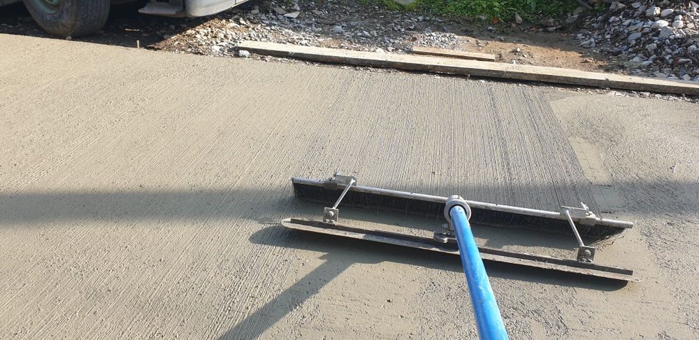 Sapa beton industrial cu Elicopter si Cuart - beton in curte