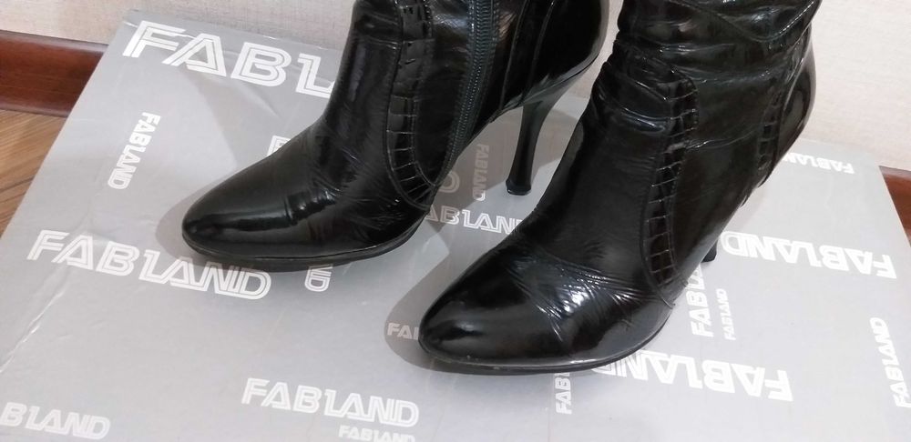 Демисезонные сапоги на 36 размер.