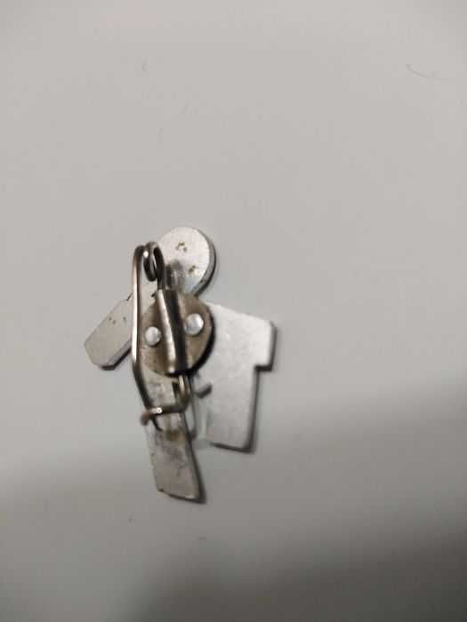 Vând sau schimb insignele din imagini,un carnet UTC si unul de pionier