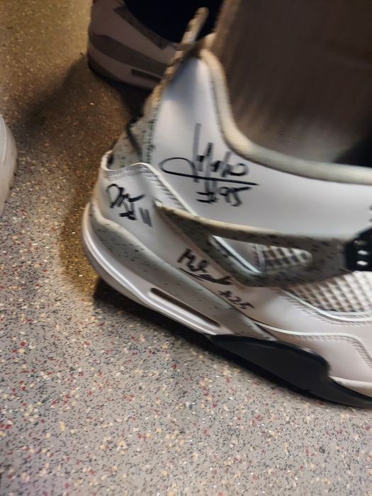 Papuci jordan 4 semnati de echipa de basket U Cluj