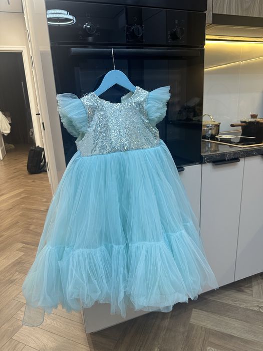 Продам нарядные платья