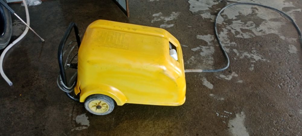 Karcher aparat sotiladi ishlashi yaxshi holati yaxshi